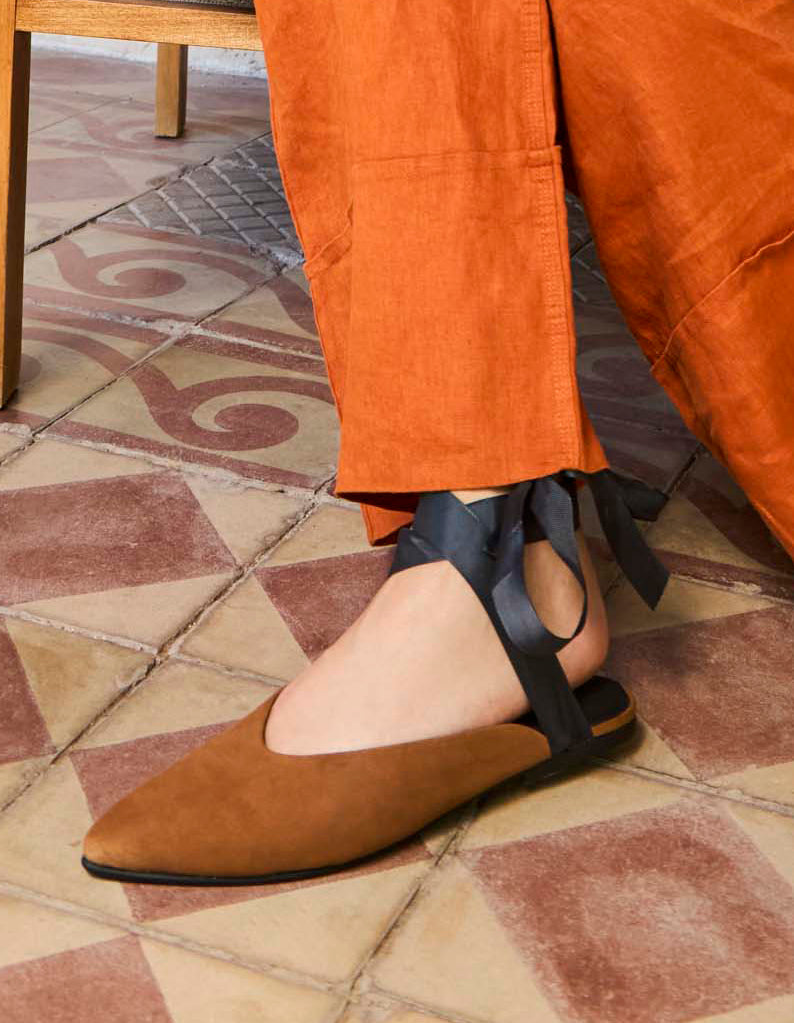 Babucha Lacet Camel de cuero para mujer, hecha a mano en Chile | SENA